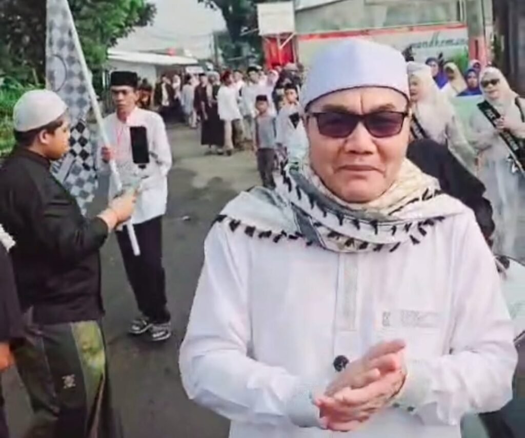 Kades Kemang, H. Entang Suana pimpin kegiatan pawai ta'aruf MTQ tingka Desa Kemang, Kamis (25/6/2026). (Foto: screenshot video).
