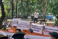 “Pribumi Bersatu” Gelar Aksi di PN Jakpus, Desak Eksekusi Hotel Sultan Dibatalkan. Foto Beritamoneter.