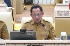Mendagri Tito Karnavian dalam rapat kerja dengan Komisi II DPR, Senin (8/6/2026). Foto: Tangkapan Layar TV Parlemen
