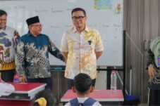 Wakil Wali Kota Tangerang Selatan Pilar Saga Ichsan saat mengunjungi Gedung Sekolah Baru SDN Babakan 01, Kecamatan Setu, pada Kamis (4/6/2026). (Foto: Ist)