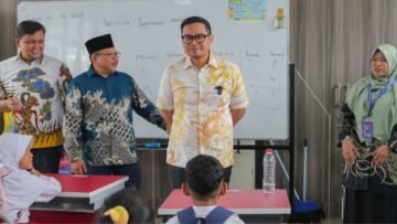 Wakil Wali Kota Tangerang Selatan Pilar Saga Ichsan saat mengunjungi Gedung Sekolah Baru SDN Babakan 01, Kecamatan Setu, pada Kamis (4/6/2026). (Foto: Ist)