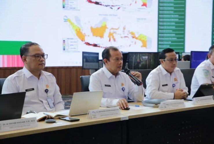 Kepala BMKG, Teuku Faisal Fathani (dua dari kiri) menyampaikan pemutakhiran prediksi musim kemarau 2026. Foto: Dok.BMKG