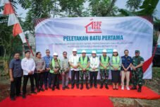 Wali Kota Tangerang Selatan Benyamin Davnie dalam kegiatan ground breaking pembangunan Gudang atau Gerai Koperasi Merah Putih di Pondok Aren, Jumat (17/10/2025). (Foto: Dok. Kominfo & Humas Pemkot Tangsel).