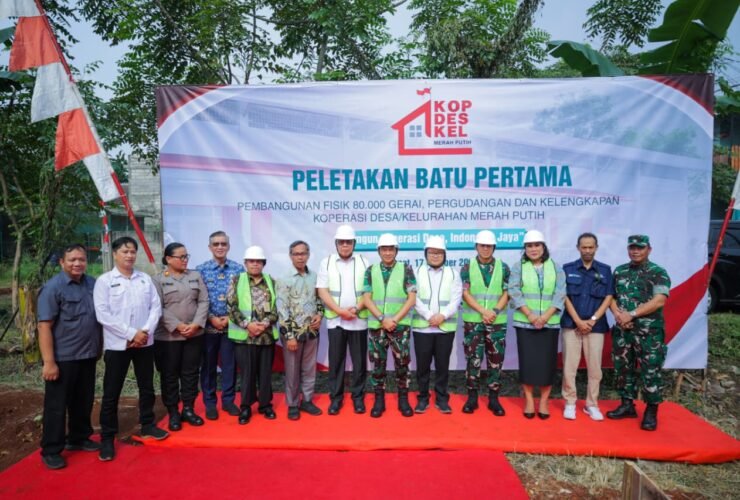 Wali Kota Tangerang Selatan Benyamin Davnie dalam kegiatan ground breaking pembangunan Gudang atau Gerai Koperasi Merah Putih di Pondok Aren, Jumat (17/10/2025). (Foto: Dok. Kominfo & Humas Pemkot Tangsel).