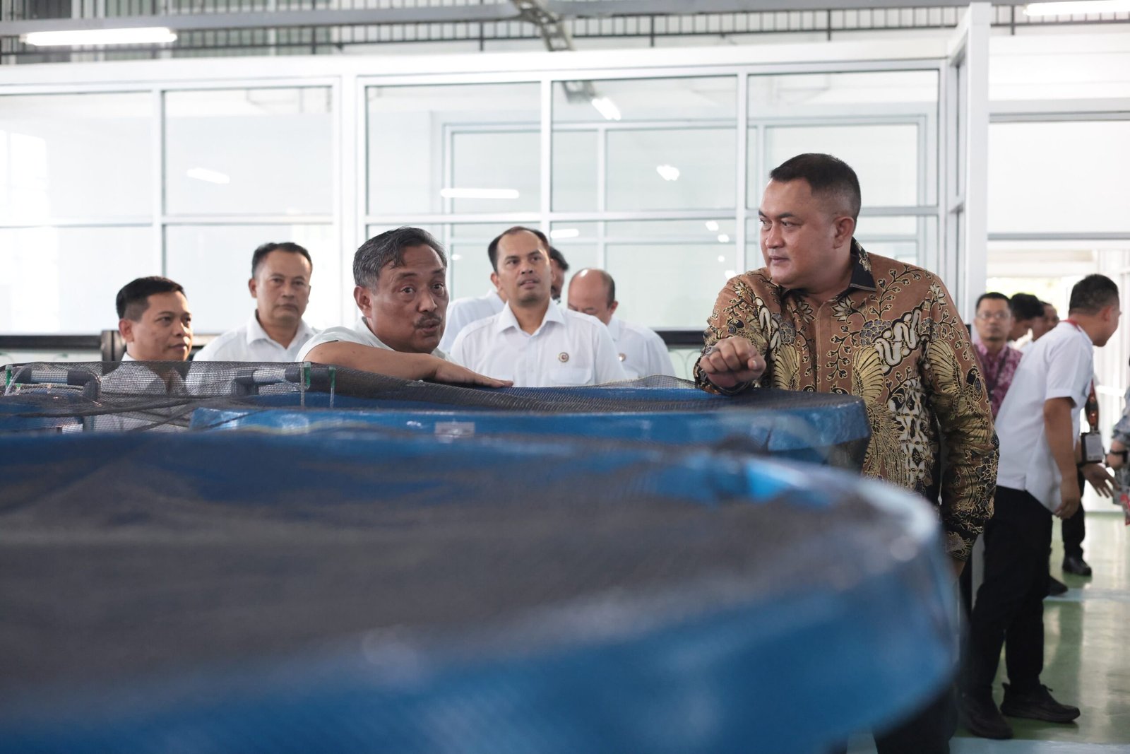 Bupati Bogor, Rudy Susmanto, bersama Kepala Deputi Bidang Infrastruktur Riset dan Inovasi Badan Riset dan Inovasi Nasional (BRIN), Dr. Ir. Dadan Moh. Nurjaman, M.T., mengunjungi Raiser Ikan Hias Cibinong, Rabu (15/7/2026)