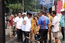 Pemerintah Kabupaten Bogor menggelar aksi gotong royong membersihkan dan menata kawasan sepanjang Jalan Raya Jakarta–Bogor, Senin (6/7/2026)