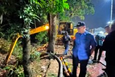 Atas arahan Bupati Bogor, Rudy Susmanto, Pemerintah Kabupaten (Pemkab) Bogor bergerak cepat turunkan alat berat menangani tumpukan sampah yang menyumbat aliran Kali Baru di kawasan Jalan Raya Bogor–Jakarta, Cibinong, Jumat (10/7/2026).