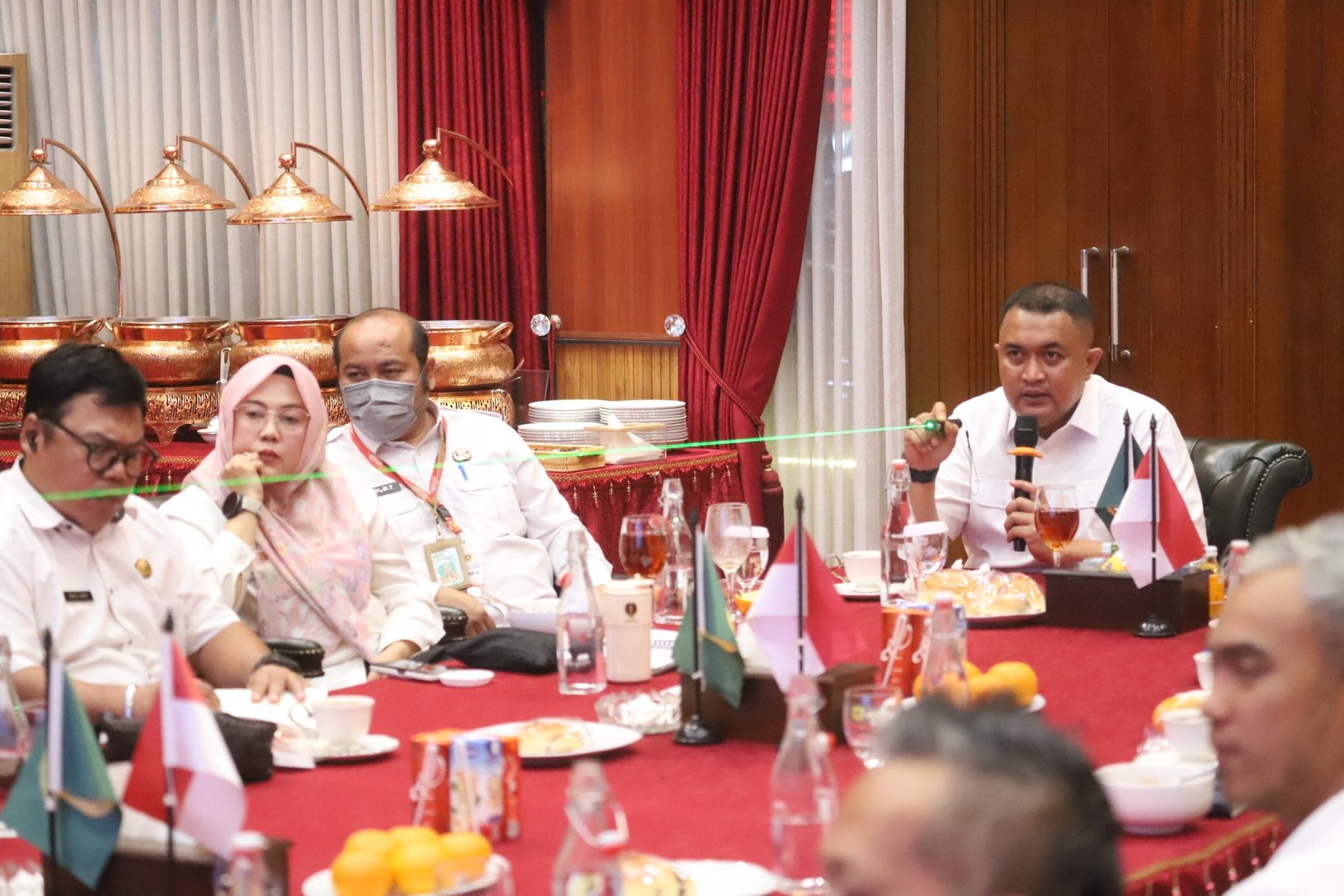 Bupati Bogor, Rudy Susmanto, memimpin rapat penataan wilayah Parung bersama jajaran perangkat daerah di Aula Soekarno Hatta, Pendopo Bupati, Rabu malam (8/7/2026).
