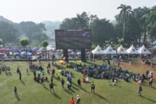 Warga yang memadati kegiatan Car Free Day (CFD) pada Ahad (5/7), nampak juga berkumpul bercengkrama di alun-alun Kabupaten Bogor.