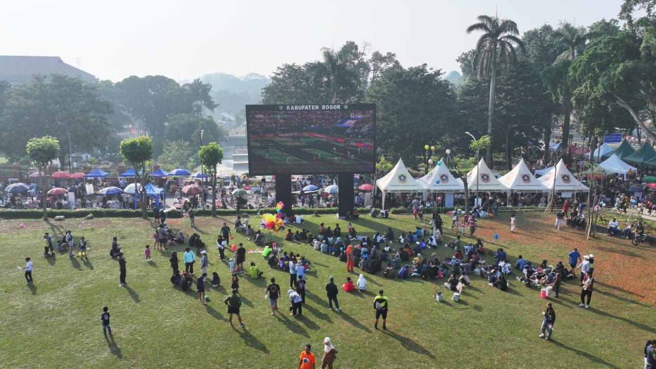 Warga yang memadati kegiatan Car Free Day (CFD) pada Ahad (5/7), nampak juga berkumpul bercengkrama di alun-alun Kabupaten Bogor.