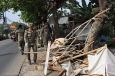 Atas arahan Bupati Bogor, Rudy Susmanto, Pemerintah Kabupaten (Pemkab) Bogor melalui Satuan Polisi Pamong Praja (Satpol PP) bersama Pemerintah Kecamatan Ciseeng melaksanakan penertiban bangunan tanpa izin dan lapak pedagang kaki lima (PKL) yang berdiri di atas saluran irigasi serta ruang milik jalan (RUMIJA) di wilayah Kecamatan Ciseeng, Rabu (8/7/2026)
