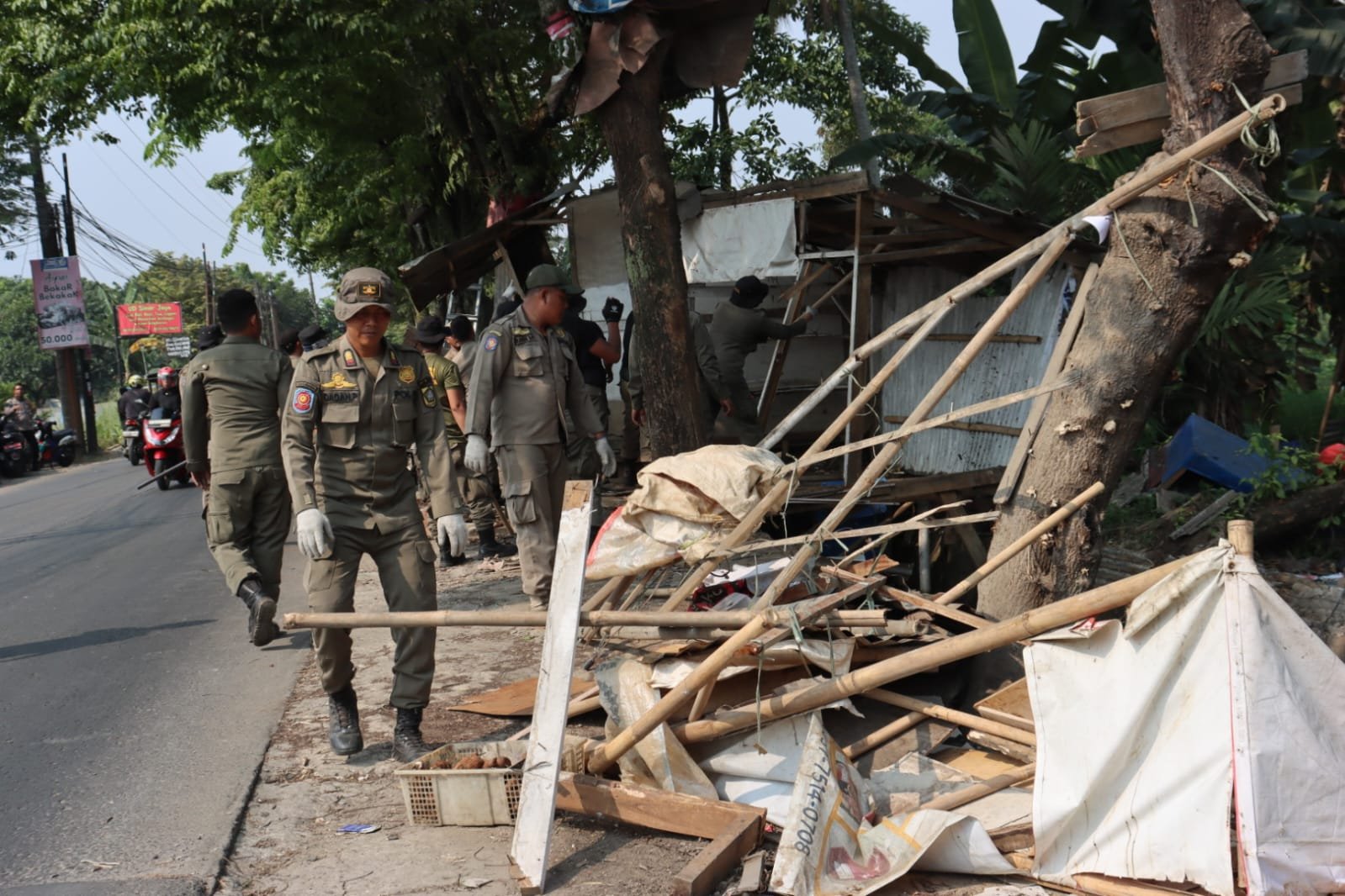 Atas arahan Bupati Bogor, Rudy Susmanto, Pemerintah Kabupaten (Pemkab) Bogor melalui Satuan Polisi Pamong Praja (Satpol PP) bersama Pemerintah Kecamatan Ciseeng melaksanakan penertiban bangunan tanpa izin dan lapak pedagang kaki lima (PKL) yang berdiri di atas saluran irigasi serta ruang milik jalan (RUMIJA) di wilayah Kecamatan Ciseeng, Rabu (8/7/2026)