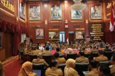 Bupati Bogor, Rudy Susmanto saat memimpin rapat koordinasi bersama seluruh camat se-Kabupaten Bogor di Ruang Rapat Bupati Bogor, Aula Soekarno-Hatta, Pendopo Bupati Bogor, Senin (13/7/2026) malam.