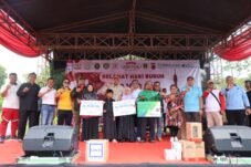 Pemkab Bogor bekerjasama dengan Pemerintah Provinsi Jawa Barat, dan BPJS Ketenagakerjaan menyerahkan Kartu Peserta BPJS Ketenagakerjaan kepada puluhan ribu pekerja rentan dan marbot di Kabupaten Bogor. (Foto: Istimewa)