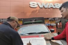 Penyegelan Bangunan Swash Padel Club di Jalan BSD Grand Boulevard, Kelurahan Cilenggang, Kecamatan Serpong beberapa waktu lalu. (Foto: Ist)
