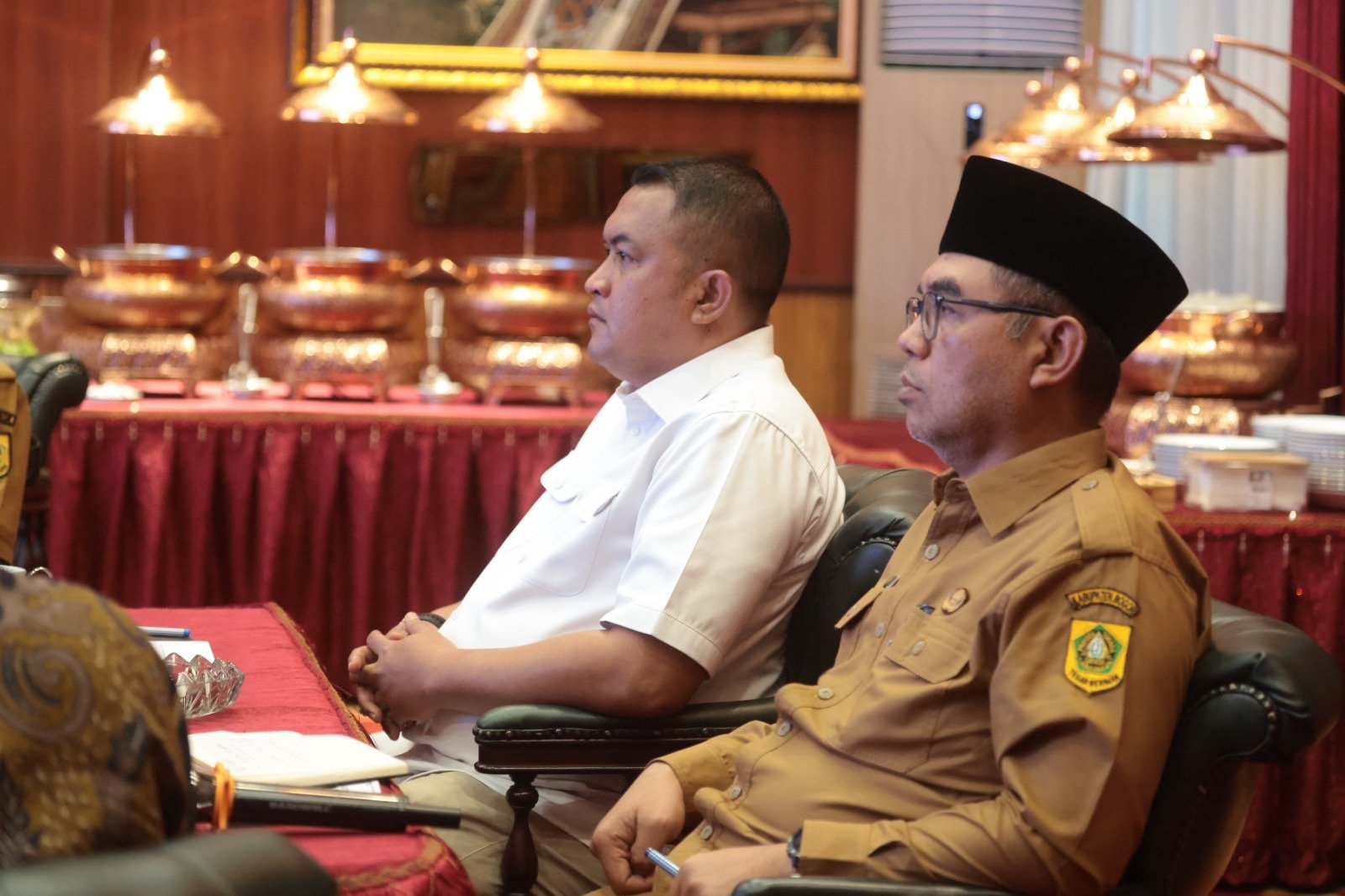 Bupati Bogor, Rudy Susmanto saat memimpin rapat membahas hasil uji coba layanan bus listrik Kabogorbus bersama PT TUV Rheinland Indonesia, PT Widya Adi Tunggal Transportasi, unsur BUMD, dan perangkat daerah terkait, Senin (20/7/2026).(Foto: Istimewa)