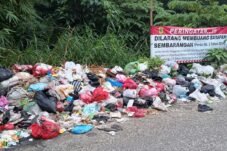 Terlihat kumuh,tumpukan sampah yang menggunung di Jalan Jembatan perbatasan Desa Cibinong dan Desa Padurenan, Kecamatan Gunung Sindur, Kabupaten Bogor, menjadi sorotan. (Dok.Foto. MonitorUpdate.com/Sabtu 4 Juli 2026).