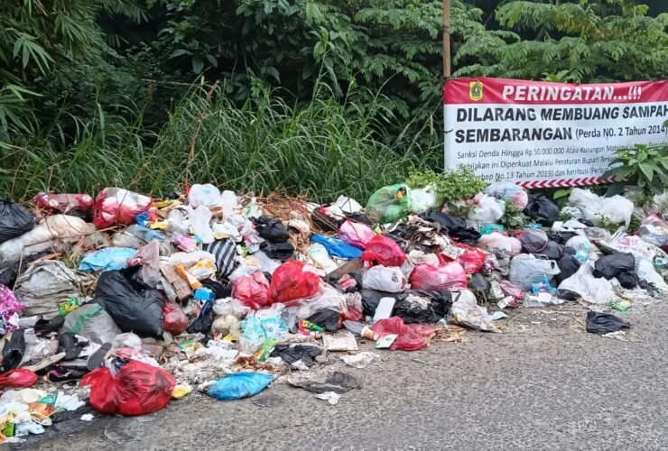 Terlihat kumuh,tumpukan sampah yang menggunung di Jalan Jembatan perbatasan Desa Cibinong dan Desa Padurenan, Kecamatan Gunung Sindur, Kabupaten Bogor, menjadi sorotan. (Dok.Foto. MonitorUpdate.com/Sabtu 4 Juli 2026).