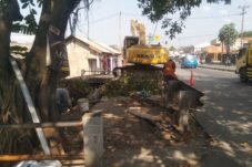 Kegiatan pengerukan Kali Angke I dilaksanakan di Jalan Raya Parung–Kemang, Desa Kemang, Jalan Raya Salabenda, Desa Parakan Jaya, serta Jalan Raya Jampang–Parung, Kecamatan Kemang, Kamis (23/7/2026). (Foto: Istimewa)