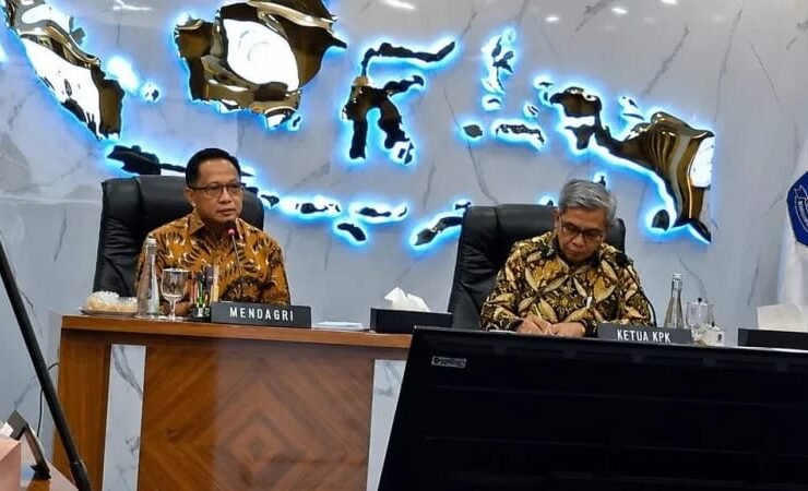 Mendagri Tito Karnavian dan Ketua KPK Setyo Budiyanto dalam konferensi pers di kantor Kemendagri