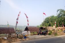 Sejumlah bangunan liar (bangli) berupa saung kuliner yang berdiri di sepanjang Jalan H. Miing, Desa Putat Nutug, Kecamatan Ciseeng, Kabupaten Bogor di daerah rawan longsor