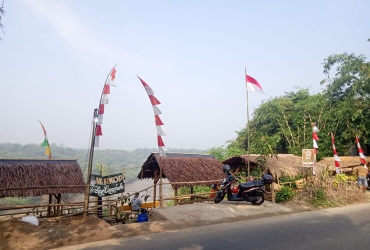 Sejumlah bangunan liar (bangli) berupa saung kuliner yang berdiri di sepanjang Jalan H. Miing, Desa Putat Nutug, Kecamatan Ciseeng, Kabupaten Bogor di daerah rawan longsor