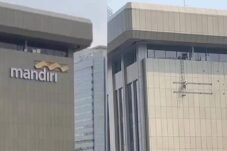 Potret Gedung Bank Mandiri di Jakarta Pusat sebelum dan sesudah logo dilepas. Sumber: X