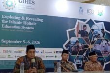 Keterangan Gambar : Dari kiri ke kanan: Ketua Panitia GIHES 2026 KH Anang Rikza Mashadi, Wakil Ketua MPR RI DR. Hidayat Nur Wahid (HNW) dan Prof. Din Syamsuddin saat memberikan keterangan pers di Ballroom Raden Bahari, Jakarta Selatan (Foto: Aboe)