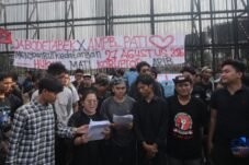 Massa yang tergabung dalam Aliansi Masyarakat Pati Bersatu (AMPB) bersama elemen masyarakat lainnya terjun untuk menyampaikan aspirasi dalam aksi Demo pada (27/8) di Kompleks Parlemen, Senayan, Jakarta. Foto: Ist