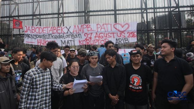 Massa yang tergabung dalam Aliansi Masyarakat Pati Bersatu (AMPB) bersama elemen masyarakat lainnya terjun untuk menyampaikan aspirasi dalam aksi Demo pada (27/8) di Kompleks Parlemen, Senayan, Jakarta. Foto: Ist