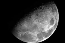 Ilustrasi keajaiban Alquran dan sains memaparkan bulan pernah terbelah menjadi dua. (Foto: Unsplash)