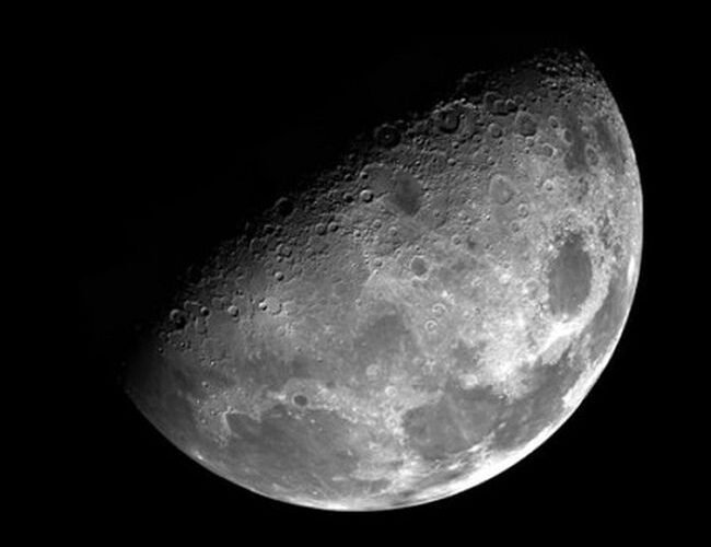 Ilustrasi keajaiban Alquran dan sains memaparkan bulan pernah terbelah menjadi dua. (Foto: Unsplash)
