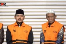 Bupati Bekasi nonaktif Ade Kuswara Kunang (kiri) bersama ayahnya H. M. Kunang (kanan). Foto: Dok. KPK