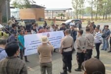 Aksi unjuk rasa puluhan massa yang menamakan diri Amanat Perjuangan Rakyat (Ampera) yang berlangsung di depan kantor PT JRP, di kawasan CBD Emerald Bintaro Jaya, Kota Tangsel pada Kamis (3/9/2026). (Foto: Dok. MonitorUpdate.com)