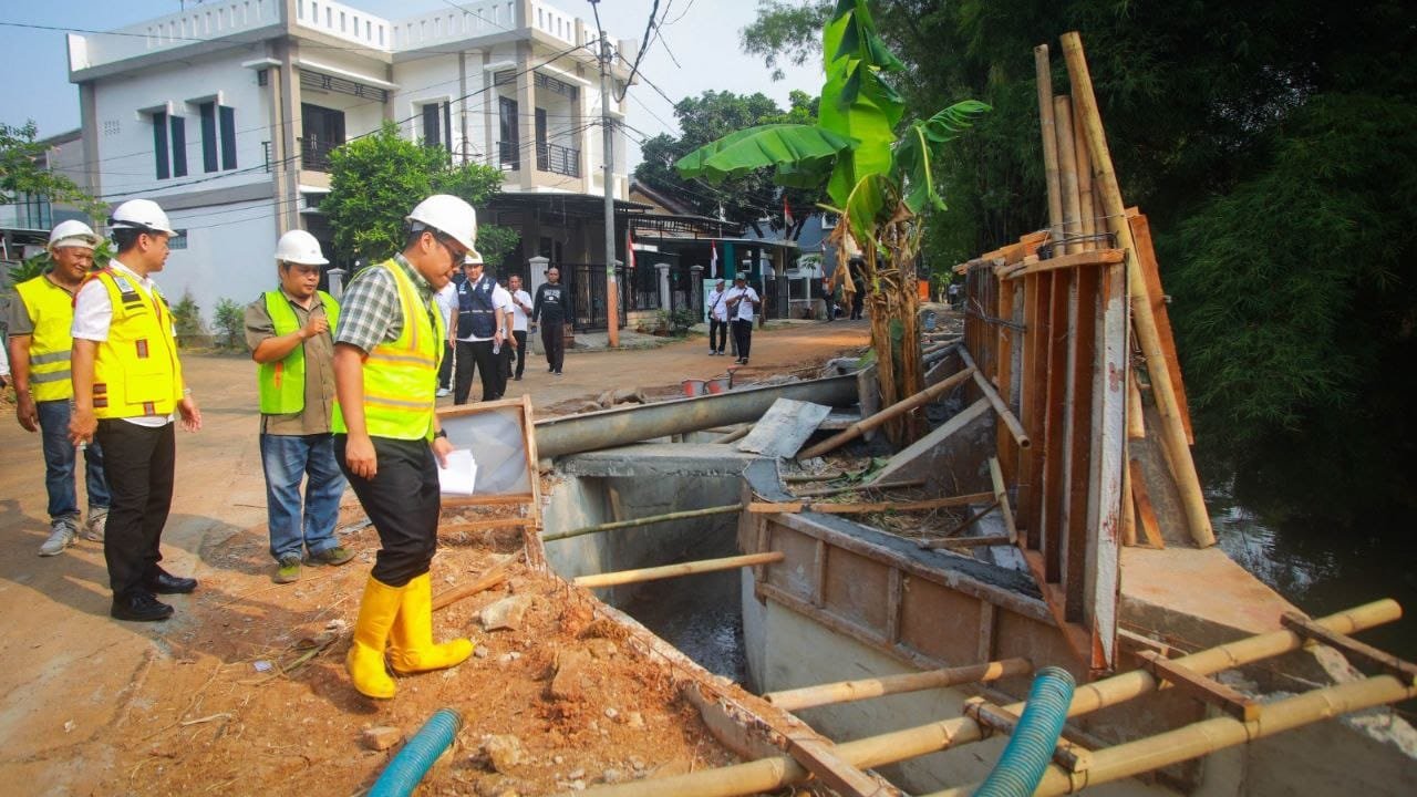 Wakil Wali Kota Tangerang Selatan (Tangsel) Pilar Saga Ichsan meninjau langsung pembangunan turap dan bronjong di tiga titik wilayah Kota Tangsel pada Rabu (2/9/2026) (Foto: Dok Humas Kominfo Tangsel)