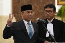 Presiden Prabowo Subianto resmi melantik Suahasail Nazara sebagai Menteri Keuangan. Foto: tangkapan layar Youtube Sekretariat Presiden