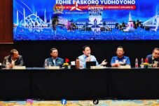 Ketua DPD Partai Demokrat Jawa Barat sekaligus Wakil Ketua Komisi I DPR RI, Anton Sukartono Suratto menghadiri agenda konsolidasi dan silaturahmi bersama jajaran Fraksi Partai Demokrat se-Jawa Barat di El Royal Hotel Bandung, Minggu malam (27/9/2026). (Foto: Istimewa)