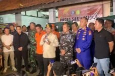 Gubernur Banten Andra Soni memberikan keterangan terkait penghentikan operasi SAR terhadap lima jurnalis. Foto: Dok. Ist