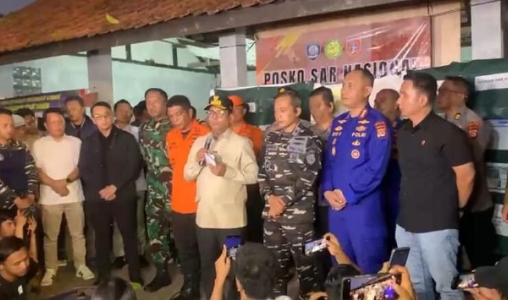 Gubernur Banten Andra Soni memberikan keterangan terkait penghentikan operasi SAR terhadap lima jurnalis. Foto: Dok. Ist