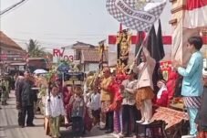 RRibuan warga Desa Kemang, tumpah ruah mengikuti puncak peringatan HUT ke-81 RI bertajuk “Ngabesan Jadul”, Minggu (6/9/2026) (Foto: MonitorUpdate.com)