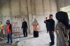 Camat Ciseeng, Subhi S.H, M. Si, meninjau langsung pelaksanaan proyek revitalisasi SMP Negeri 2 Ciseeng, Kabupaten Bogor, Kamis (3/9/2026). (Foto: Dok. MonitorUpdate.com)