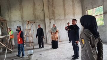 Camat Ciseeng, Subhi S.H, M. Si, meninjau langsung pelaksanaan proyek revitalisasi SMP Negeri 2 Ciseeng, Kabupaten Bogor, Kamis (3/9/2026). (Foto: Dok. MonitorUpdate.com)