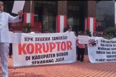 Demo warga Kabupaten Bogor di gedung KPK yang mendukung pemberantasan korupsi yang terjadi di Kabupaten Bogor (Foto. Dok MonitorUpdate.com)