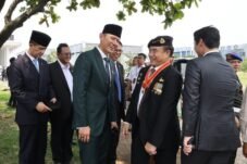 Momentum HUT TNI Ke- 81, Menko Infrastruktur dan Pembangunan Kewilayahan Agus Harimurti Yudhoyono (AHY) dan Wakil Ketua Komisi I DPR RI Anton Sukartono Suratto serukan TNI semakin kuat, profesional, modern, dan senantiasa manunggal bersama rakyat. (Foto: Istimewa)