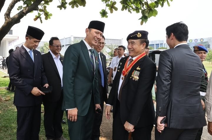 Momentum HUT TNI Ke- 81, Menko Infrastruktur dan Pembangunan Kewilayahan Agus Harimurti Yudhoyono (AHY) dan Wakil Ketua Komisi I DPR RI Anton Sukartono Suratto serukan TNI semakin kuat, profesional, modern, dan senantiasa manunggal bersama rakyat. (Foto: Istimewa)