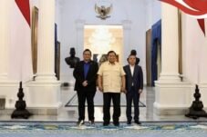 Wakil Ketua Komisi I DPR RI dari Fraksi Partai Demokrat, Anton Sukartono Suratto dan Wakil Ketua DPR RI, Sufmi Dasco Ahmad bersama Presiden RI Prabowo Subianto. (Foto: Istimewa)