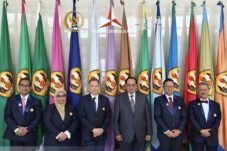 Ketua DPD Demokrat Jabar sekaligus Wakil Ketua Komisi I DPR RI, H. Anton Sukartono Suratto, M.Si., bersama Presiden ke-6 RI Prof. Dr. H. Susilo Bambang Yudhoyono (SBY), M.A., menghadiri acara Dies Natalis ke-68 FISIP Unpad di Bale Sawala, Kampus Unpad Jatinangor, Sumedang, Selasa (13/10/2026). (Foto: Istimewa)