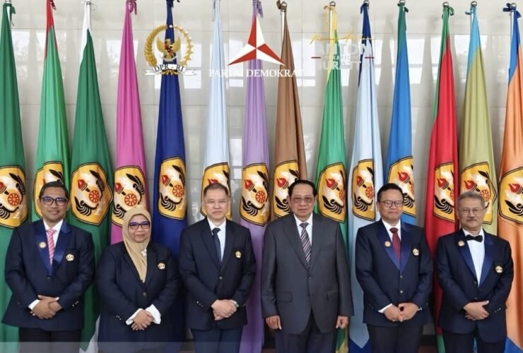 Ketua DPD Demokrat Jabar sekaligus Wakil Ketua Komisi I DPR RI, H. Anton Sukartono Suratto, M.Si., bersama Presiden ke-6 RI Prof. Dr. H. Susilo Bambang Yudhoyono (SBY), M.A., menghadiri acara Dies Natalis ke-68 FISIP Unpad di Bale Sawala, Kampus Unpad Jatinangor, Sumedang, Selasa (13/10/2026). (Foto: Istimewa)