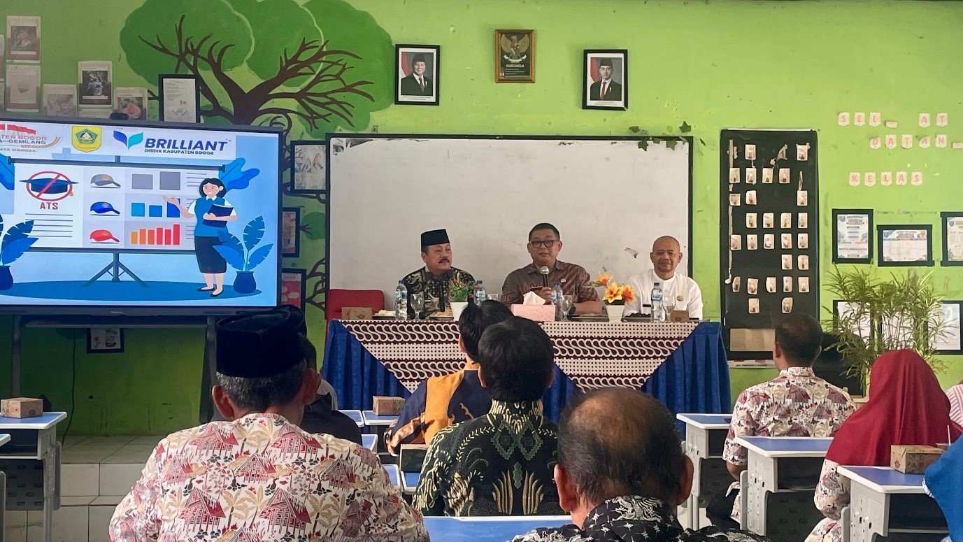 (Kepala Dinas Pendidikan (Tengah) memimpin rapat koordinasi program pengentasan ATS Tingkat kecamatan)