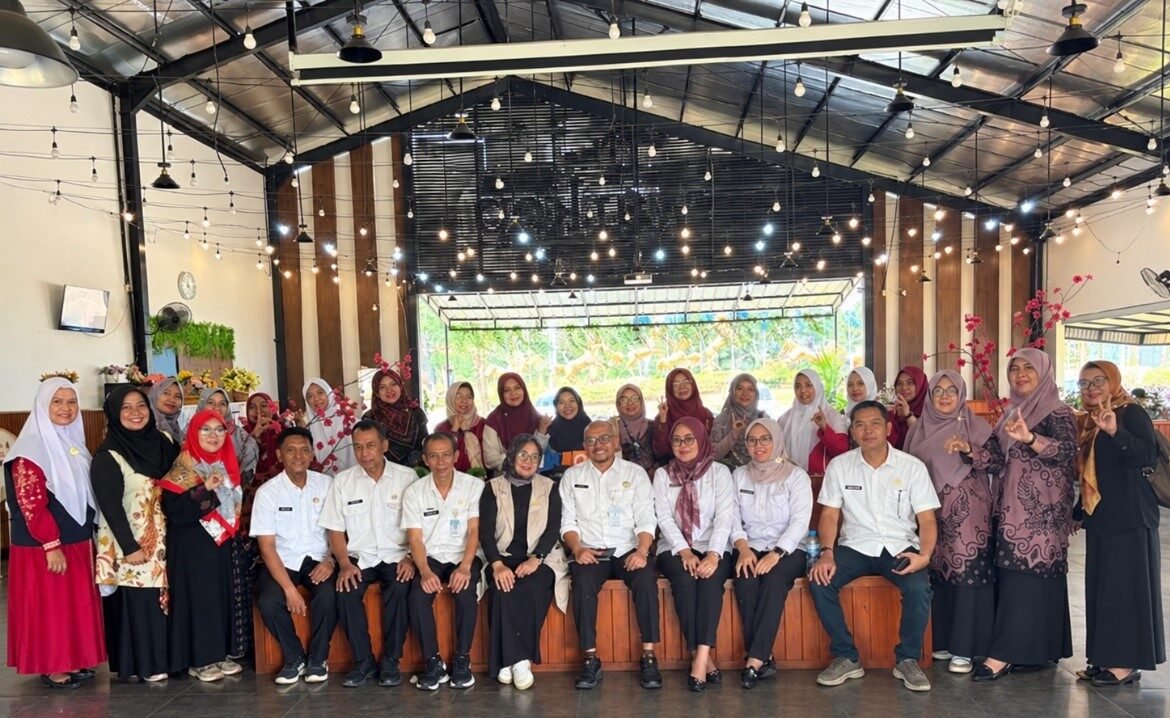 (Jajaran Bidang Pembinaan Paud Dikmas Disdik Kab Bogor, berfoto bersama para calon penerima program Insentif Guru Paud Tahun 2026)
